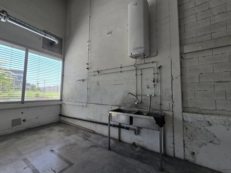 Capannone industriale/logistico di 1066m² in affitto – Piano terra – Accesso diretto – Boudry