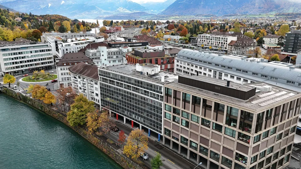Zentrale Büro- und Gewerbefläche mit Blick auf die Aare