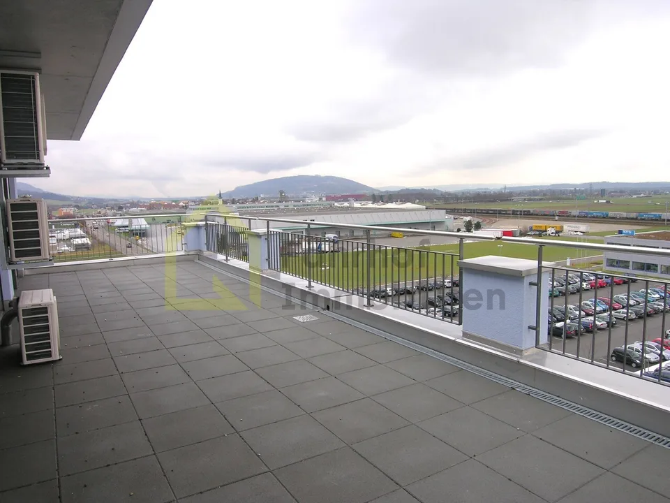 Heller Büroraum an zentraler Lage mit Terrasse