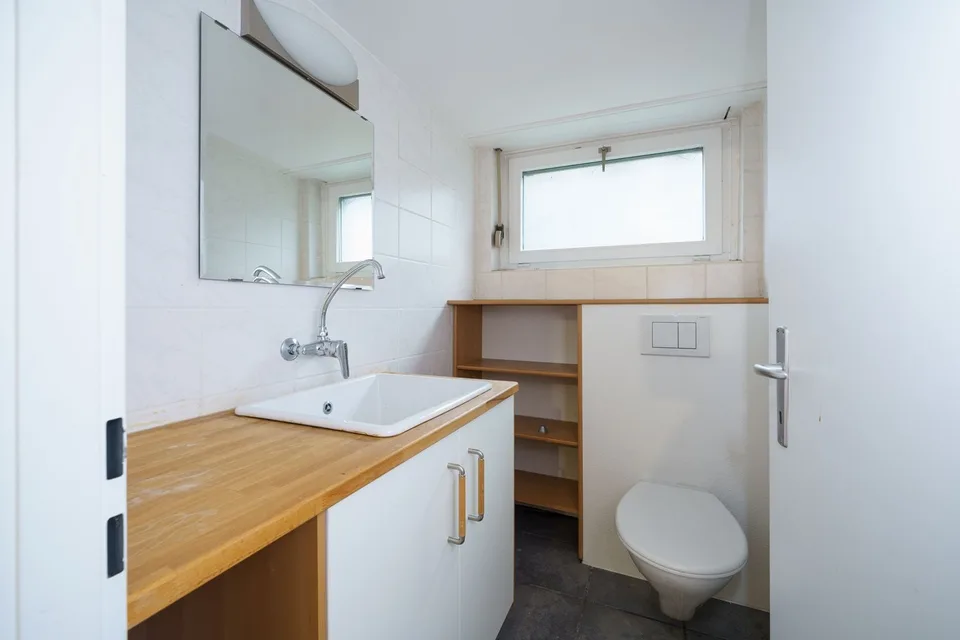 Bureau à louer - 55 m² dans un emplacement central à Bottmingen