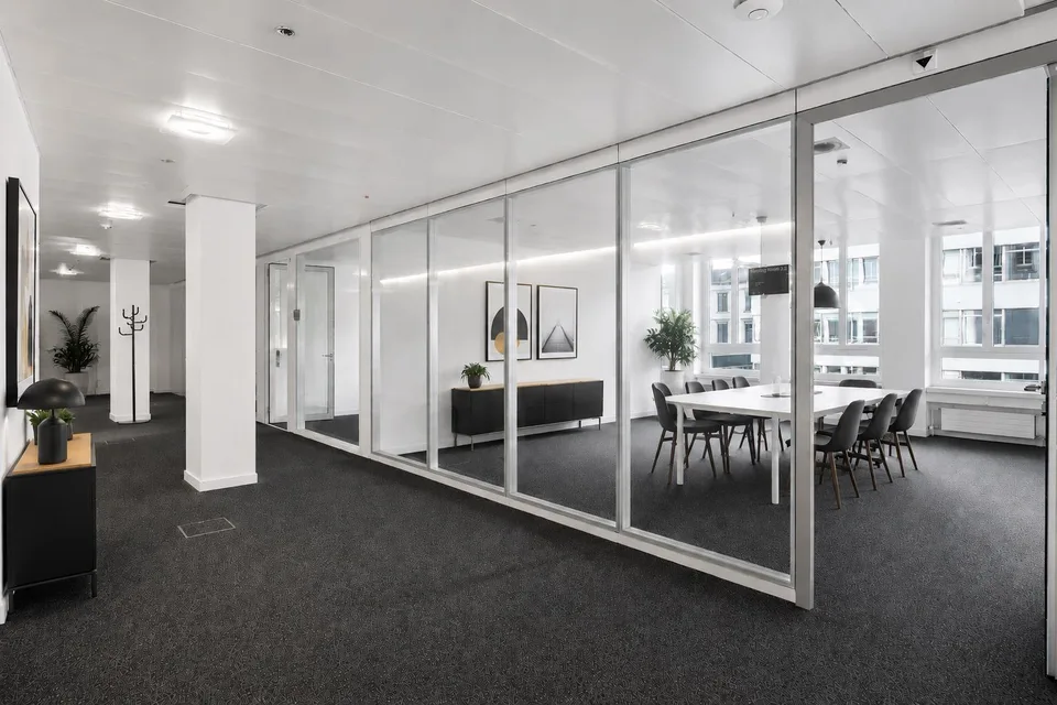 Plug &amp; Play - Bürofläche inklusive Möblierung im CBD