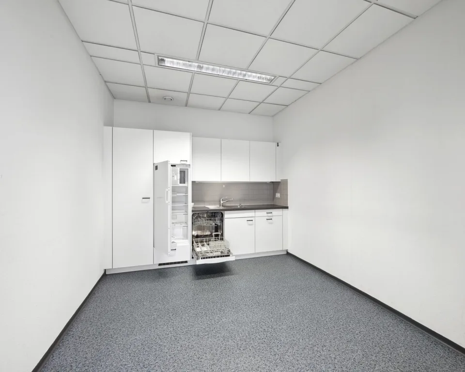Einziehen, loslegen, wohlfühlen – voll ausgestattetes Einzelbüro mit Gemeinschaftsküche wartet auf Sie!