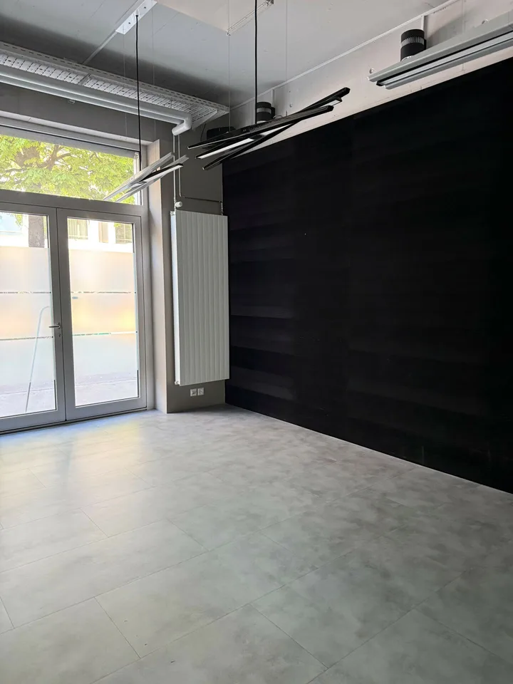 Ausgebaute Büro-/ oder Dienstleistungsfläche – Hauptverkehrsachse (gute Lage/Sichtbarkeit)