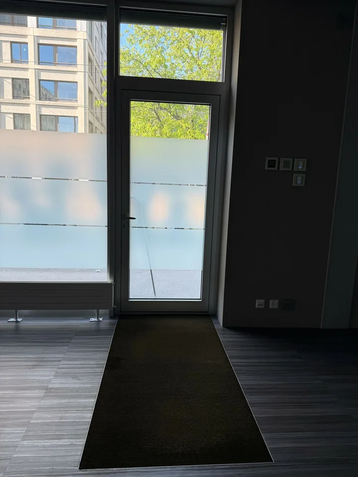 Ausgebaute Büro-/ oder Dienstleistungsfläche – Hauptverkehrsachse (gute Lage/Sichtbarkeit)
