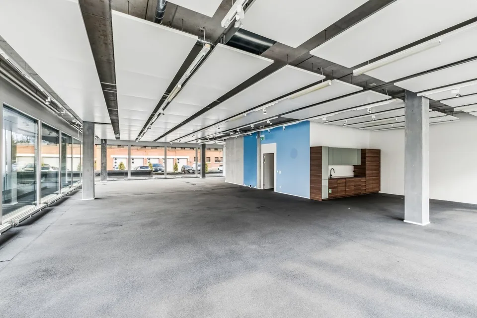 Moderne Erdgeschossfläche im hochwertigen Bürogebäude in Steinhausen