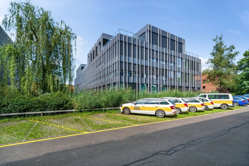 Moderne Erdgeschossfläche im hochwertigen Bürogebäude in Steinhausen