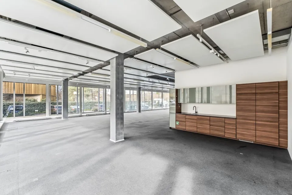 Moderne Erdgeschossfläche im hochwertigen Bürogebäude in Steinhausen