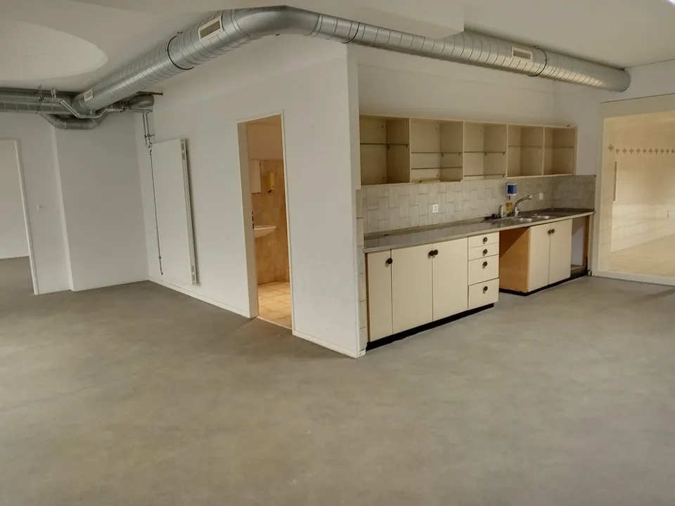 Spazio commerciale di circa 245 m2 da affittare immediatamente