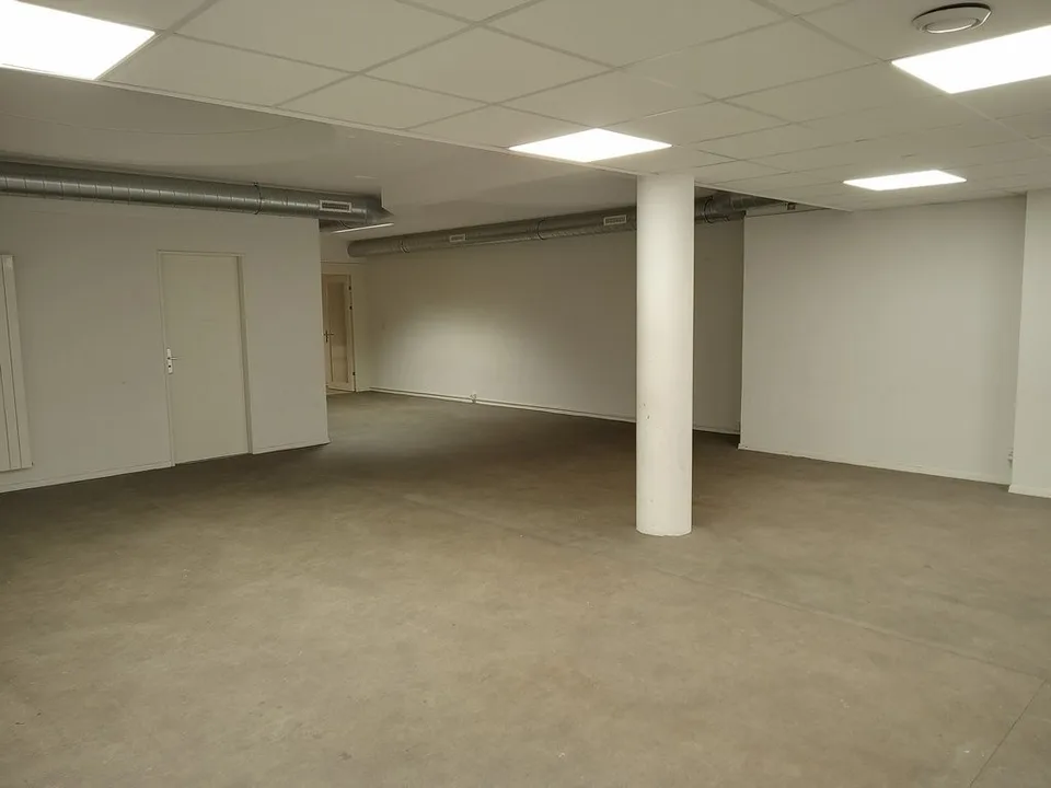 Local commercial d environ 245 m2 à louer immédiatement