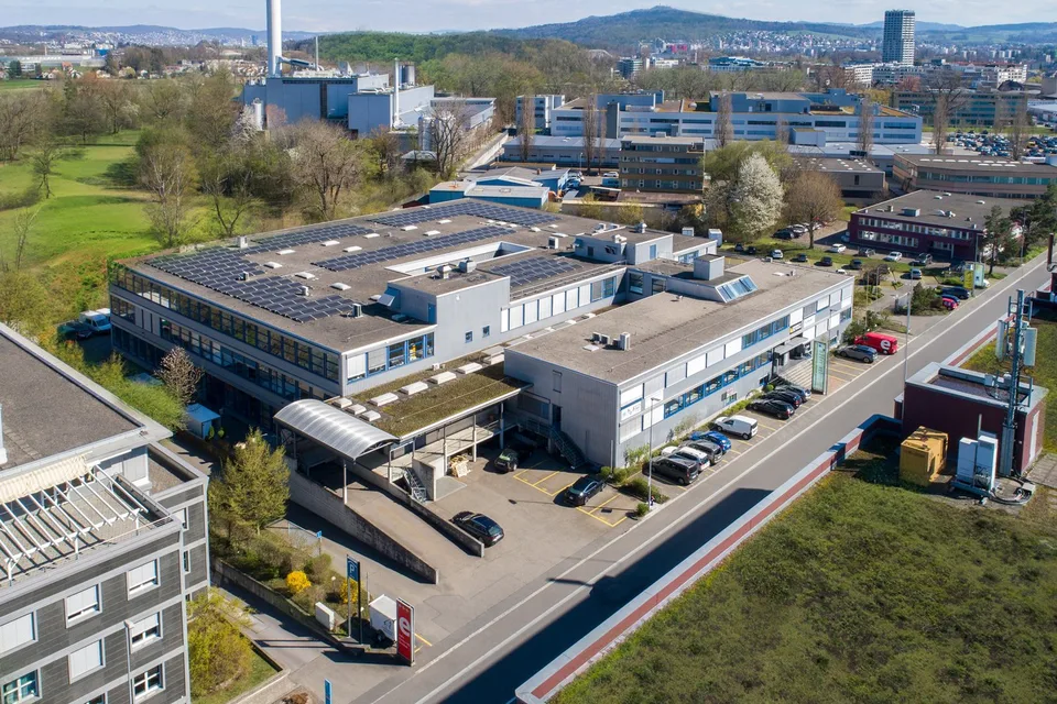 Espaces commerciaux modernes / bureau / stockage dans un emplacement central à Dietikon