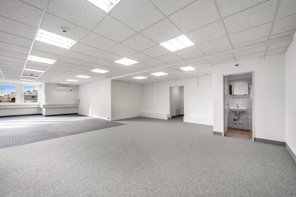 Bureau lumineux et polyvalent (317 m²) au cœur de Berikon