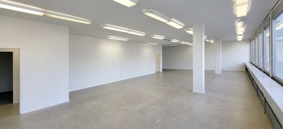 Spazio commerciale pronto per essere abitato con un carico di pavimento di 1.000 kg/m²!