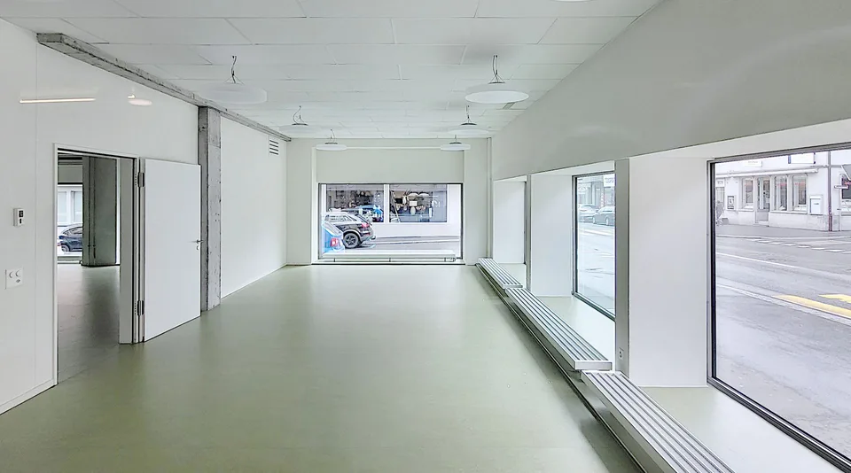 Spazio commerciale rappresentativo con massima visibilità nel cuore di Glarona!