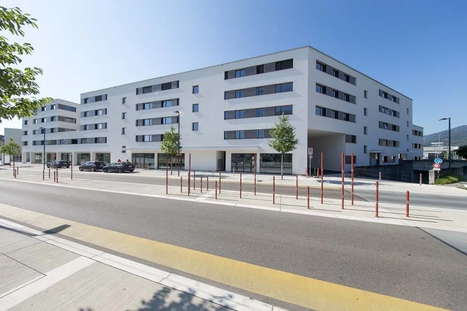 Spazio commerciale/uffici utilizzabili in modo flessibile in una posizione ben frequentata