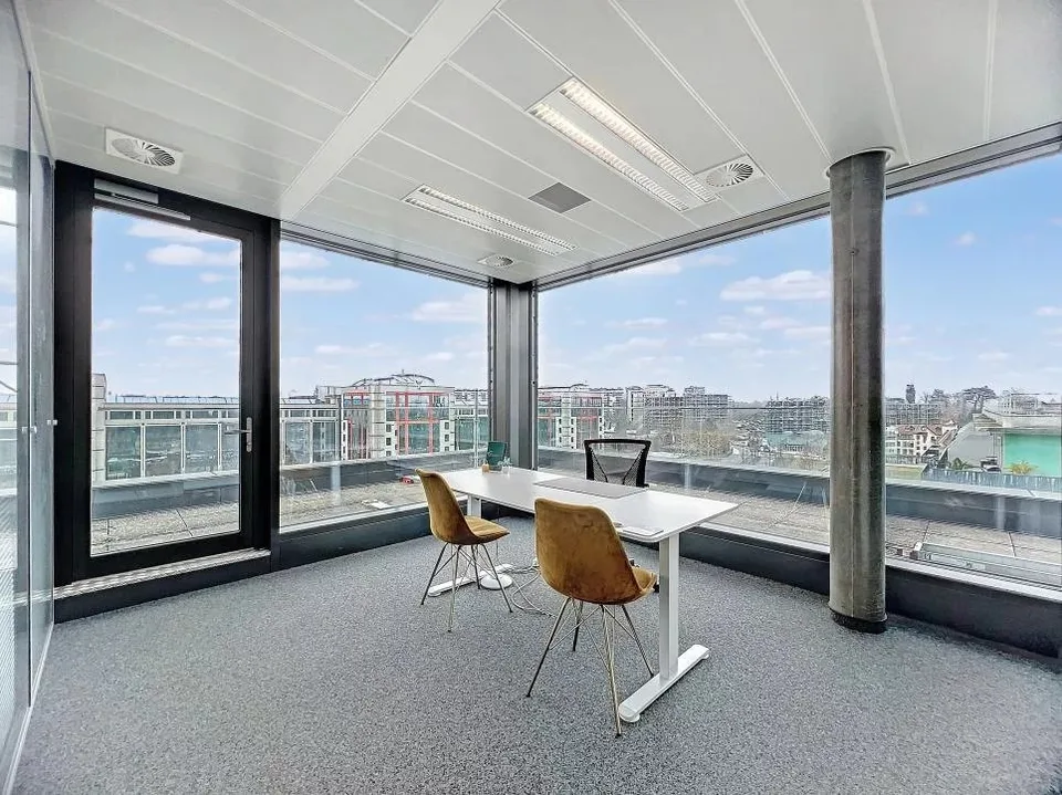 Helles und geräumiges Büro mit High-End-Services