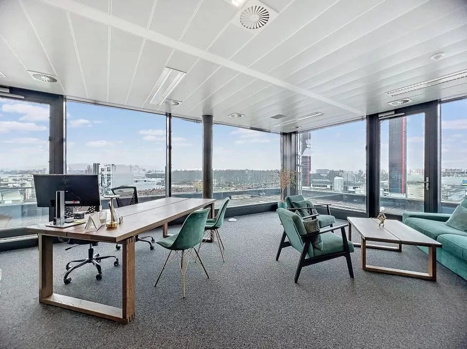 Helles und geräumiges Büro mit High-End-Services