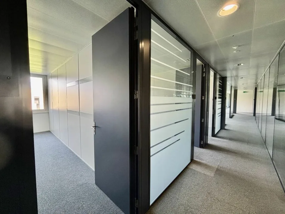 Superficie ufficio splendida da 350 a 1500 m2 in un ambiente molto bello e accessibile: CFF &amp; Autostrada