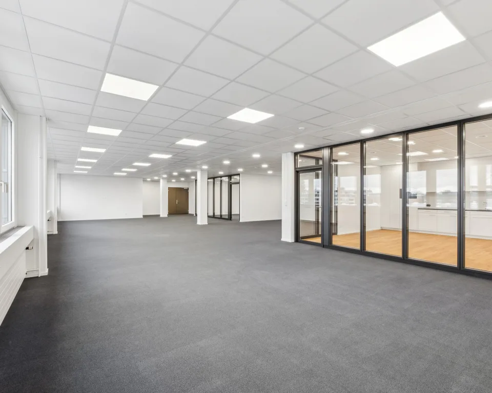 ATTRAKTIVES Büro mit neuem Innenausbau
