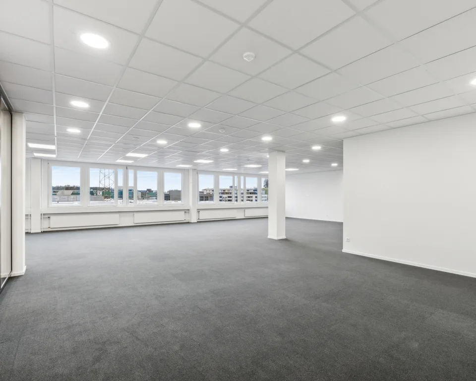 ATTRAKTIVES Büro mit neuem Innenausbau