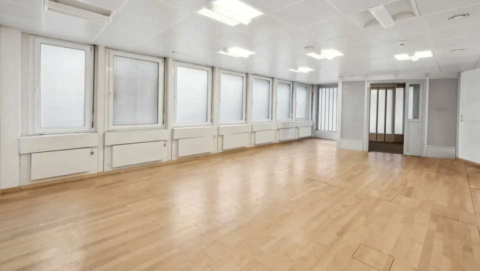Espace de pratique/commercial au rez-de-chaussée derrière Neumarkt