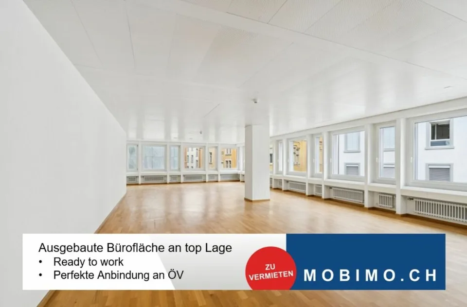 Lichtdurchflutetes Büro mit Blick in den Innenhof