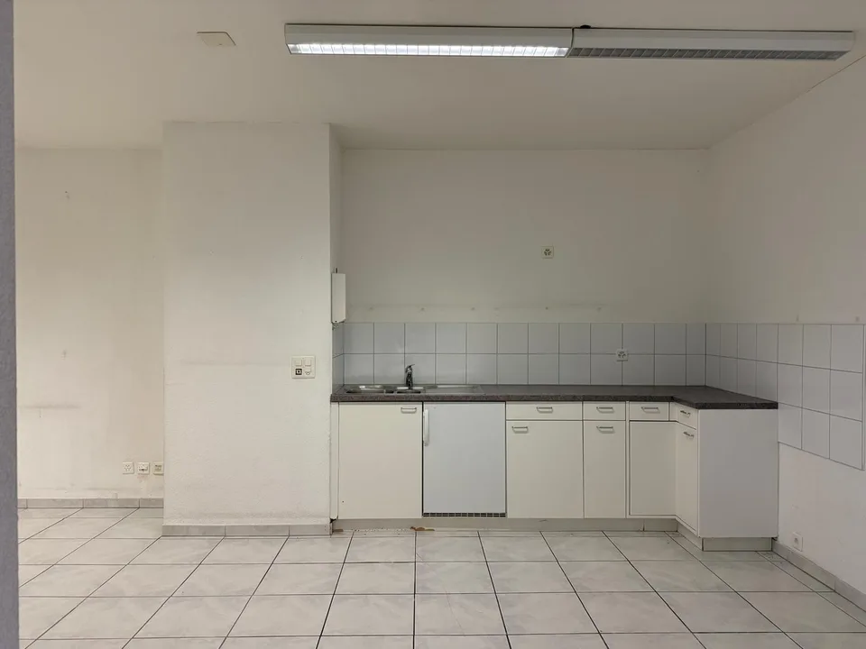 Spazio Commerciale in Posizione Centrale