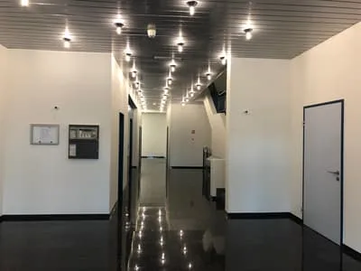 Espaces de laboratoire et de bureau de 525m2 dans la zone aéroportuaire de Rümlang à louer à partir du 01.01.2026