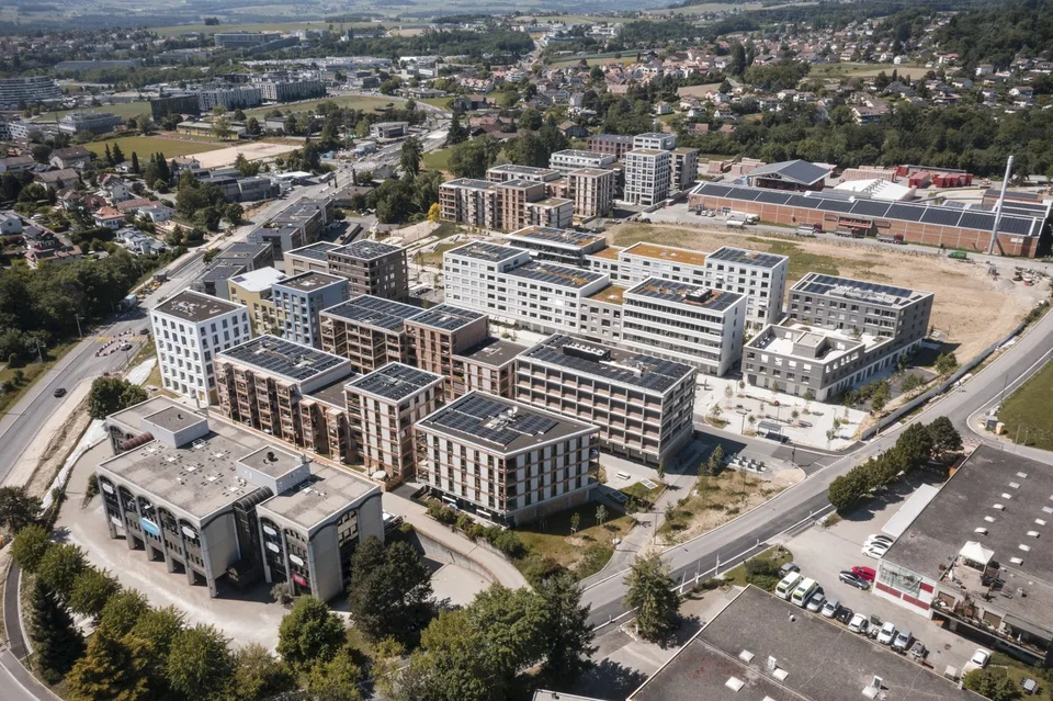 Surface artisanal/stockage avec quai de chargement.