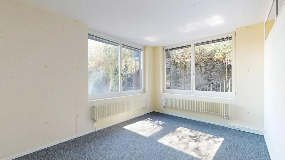 Spazio commerciale moderno con 72 m² di area ufficio + 41 m² di area comune nell'edificio distintivo 'Gwand' a Merenschwand