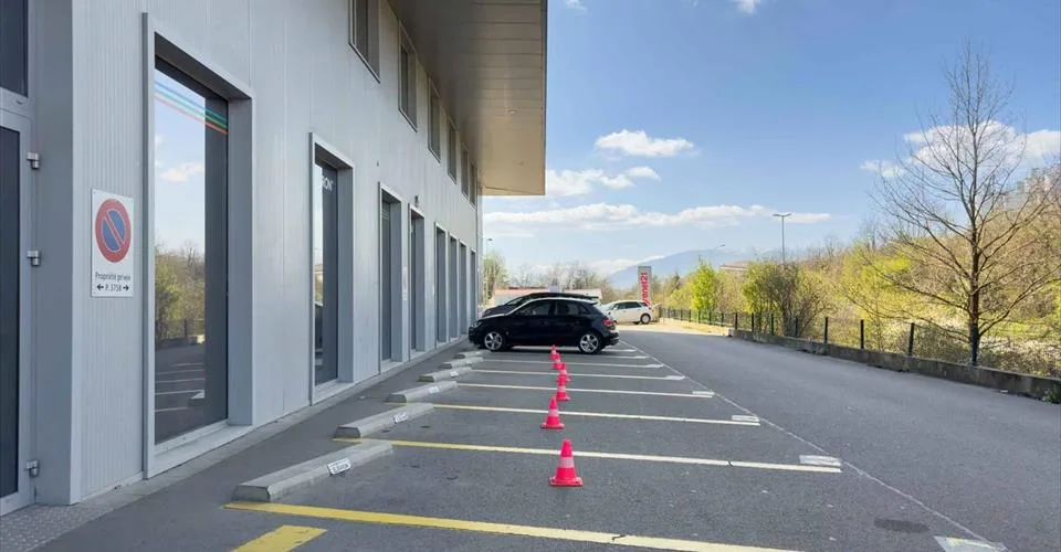 Dépôt Logistique -aménagé de racks - accès quais de Déchargement – photo 11 sur 12
