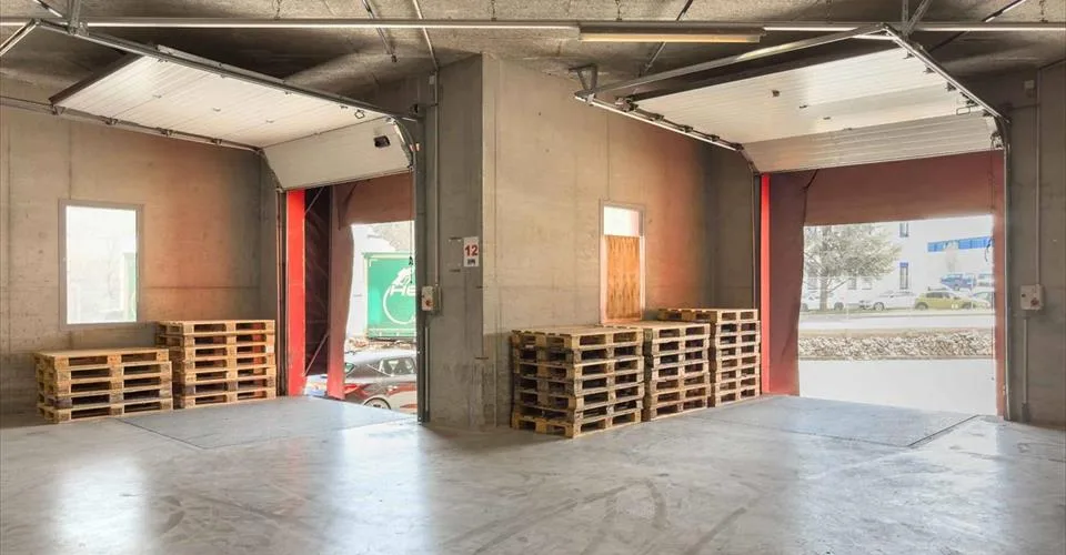 Dépôt Logistique -aménagé de racks - accès quais de Déchargement – photo 9 sur 12