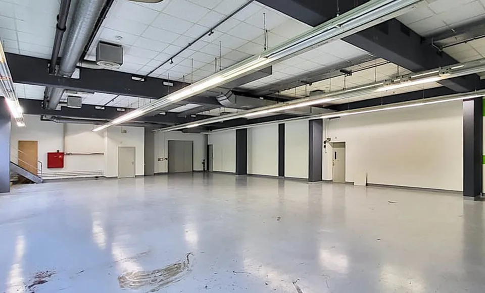 Salle commerciale au rez-de-chaussée - Hauteur sous plafond de 4 m et charge de sol de 1 000 kg - 431 m2 à Hombrechtikon