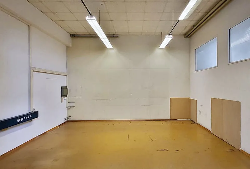 Salle commerciale au rez-de-chaussée - Hauteur sous plafond de 4 m et charge de sol de 1 000 kg - 431 m2 à Hombrechtikon
