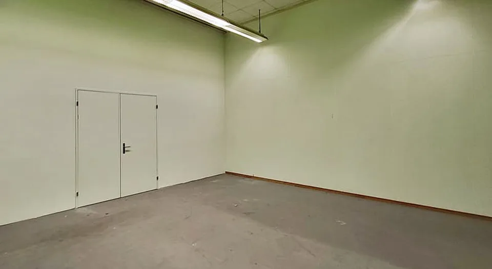 Salle commerciale au rez-de-chaussée - Hauteur sous plafond de 4 m et charge de sol de 1 000 kg - 431 m2 à Hombrechtikon