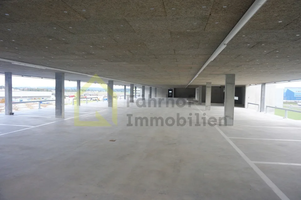 PKW - Parkplätze in Parkhaus (Ladestationen E-Mobility vorhanden)