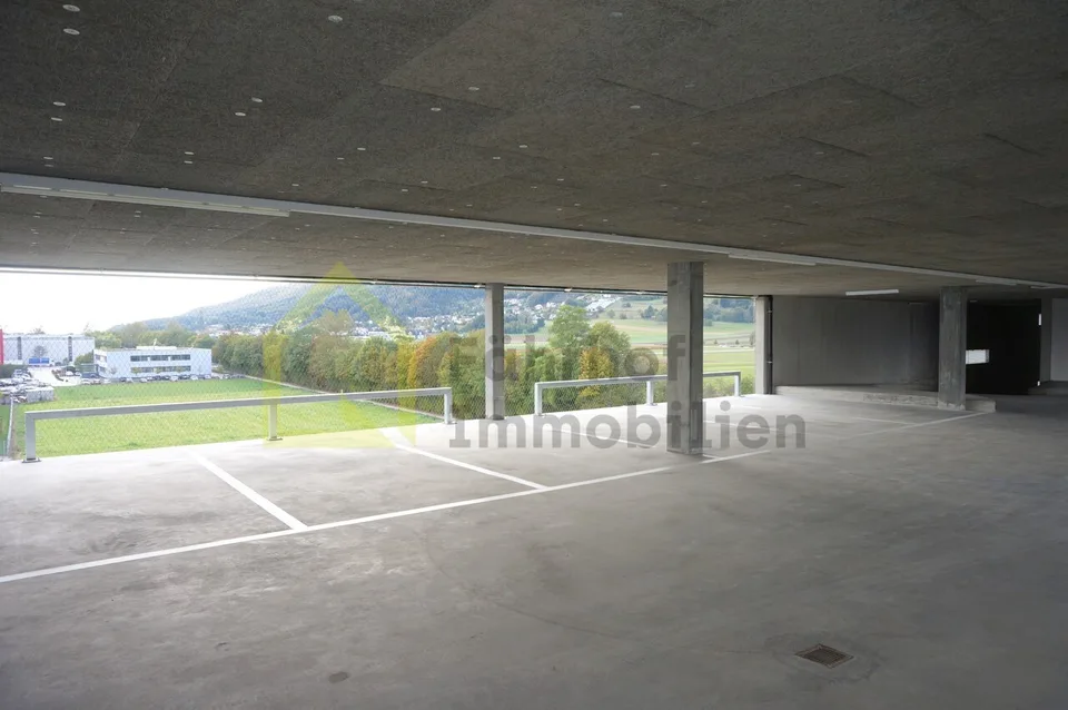PKW - Parkplätze in Parkhaus (Ladestationen E-Mobility vorhanden)