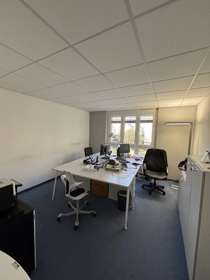 À saisir ! Superbe surface de bureau lumineuse dans bâtiment mixte