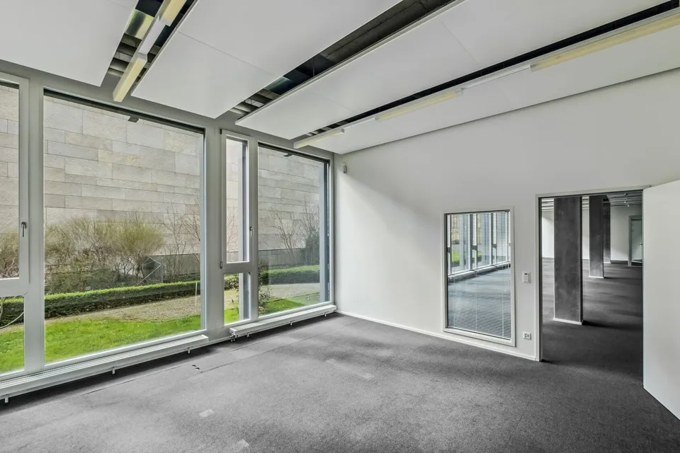 Modern ground floor space in a high-quality office building in Steinhausen