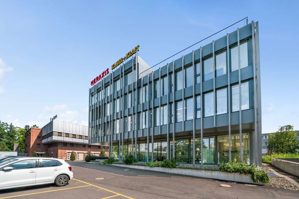 Moderne Erdgeschossfläche im hochwertigen Bürogebäude in Steinhausen