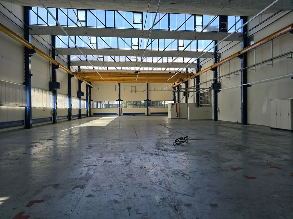 Alla periferia di Neuchâtel - Capannone industriale di 2'500m2