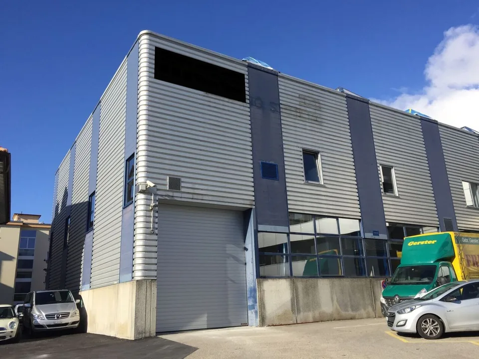 Am Rande von Neuchâtel - Industriehalle von 2'500m2