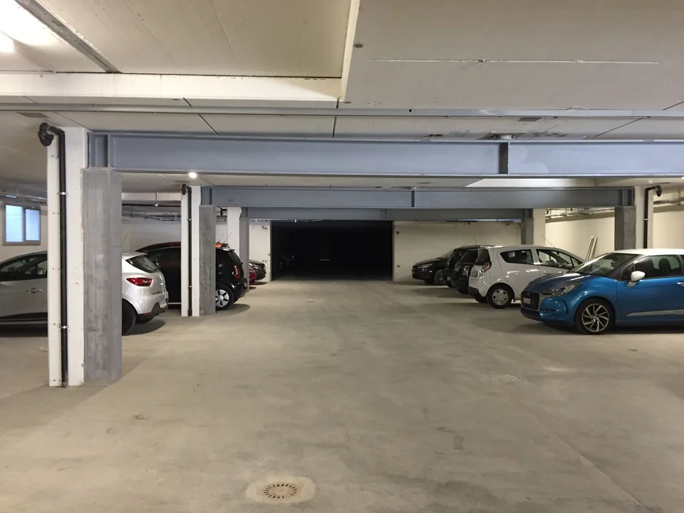Alla periferia di Neuchâtel - Capannone industriale di 2'500m2