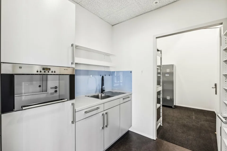 Spazio ufficio moderno e luminoso a Steinhausen - pronto per essere occupato immediatamente