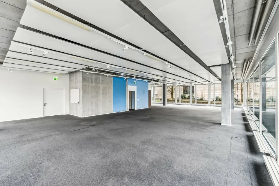 Spazio ufficio moderno e luminoso a Steinhausen - pronto per essere occupato immediatamente