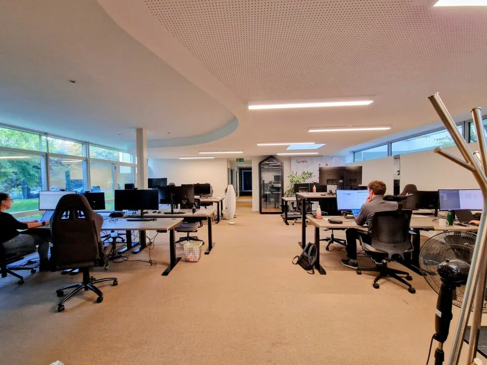 Bureaux clés en main, modernes et lumineux, face au lac.