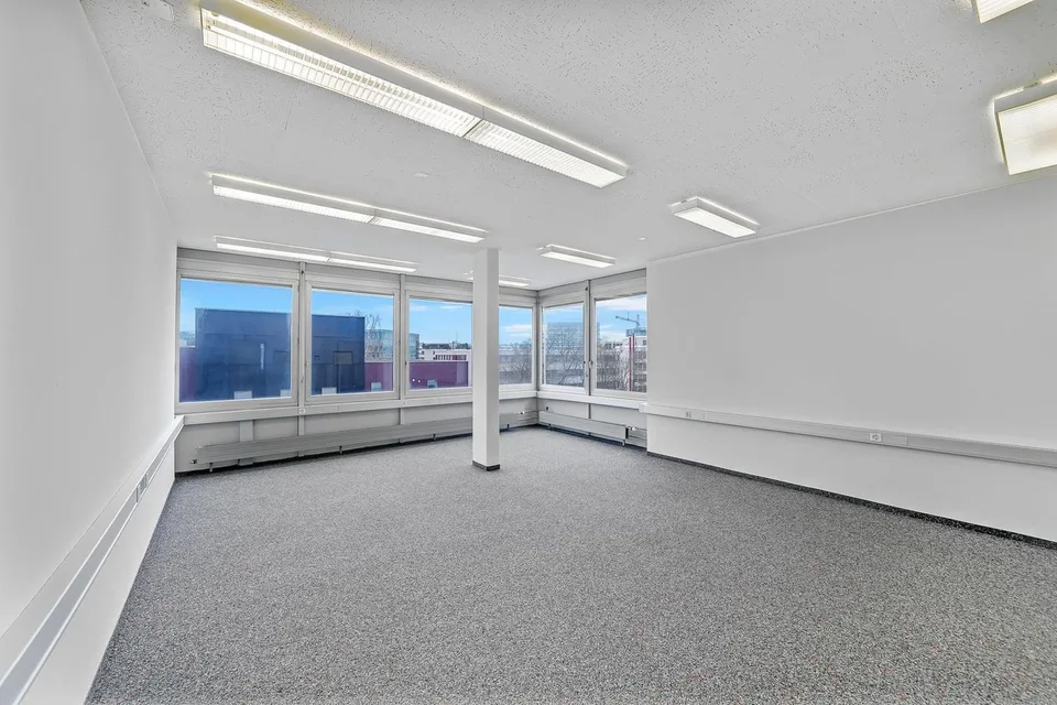 Chic office space high above Glattbrugg!