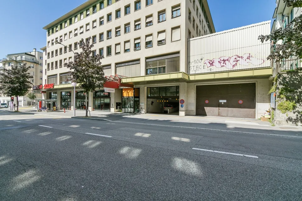 Grosse helle Fläche 200m2 - Zwischen Lausanne und Prilly