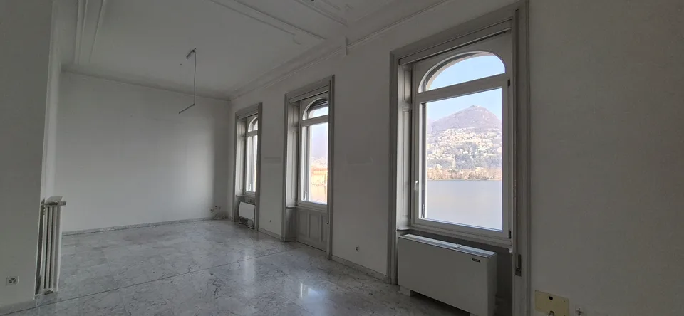 Ufficio di prestigio con vista lago in Via Nassa