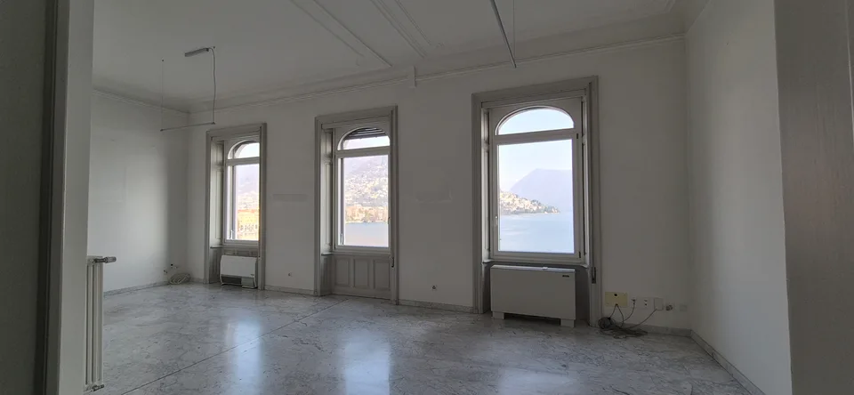 Ufficio di prestigio con vista lago in Via Nassa