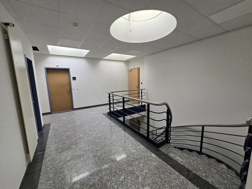 Office 280m2 – Near Highway/Train Station
